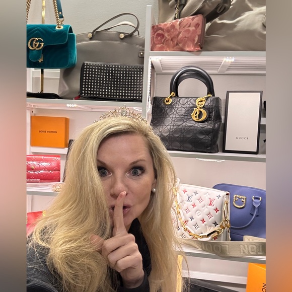 KELLY IS LIVE!!! BAGS, WALLETS, BEAUTY - Picture 12 of 12